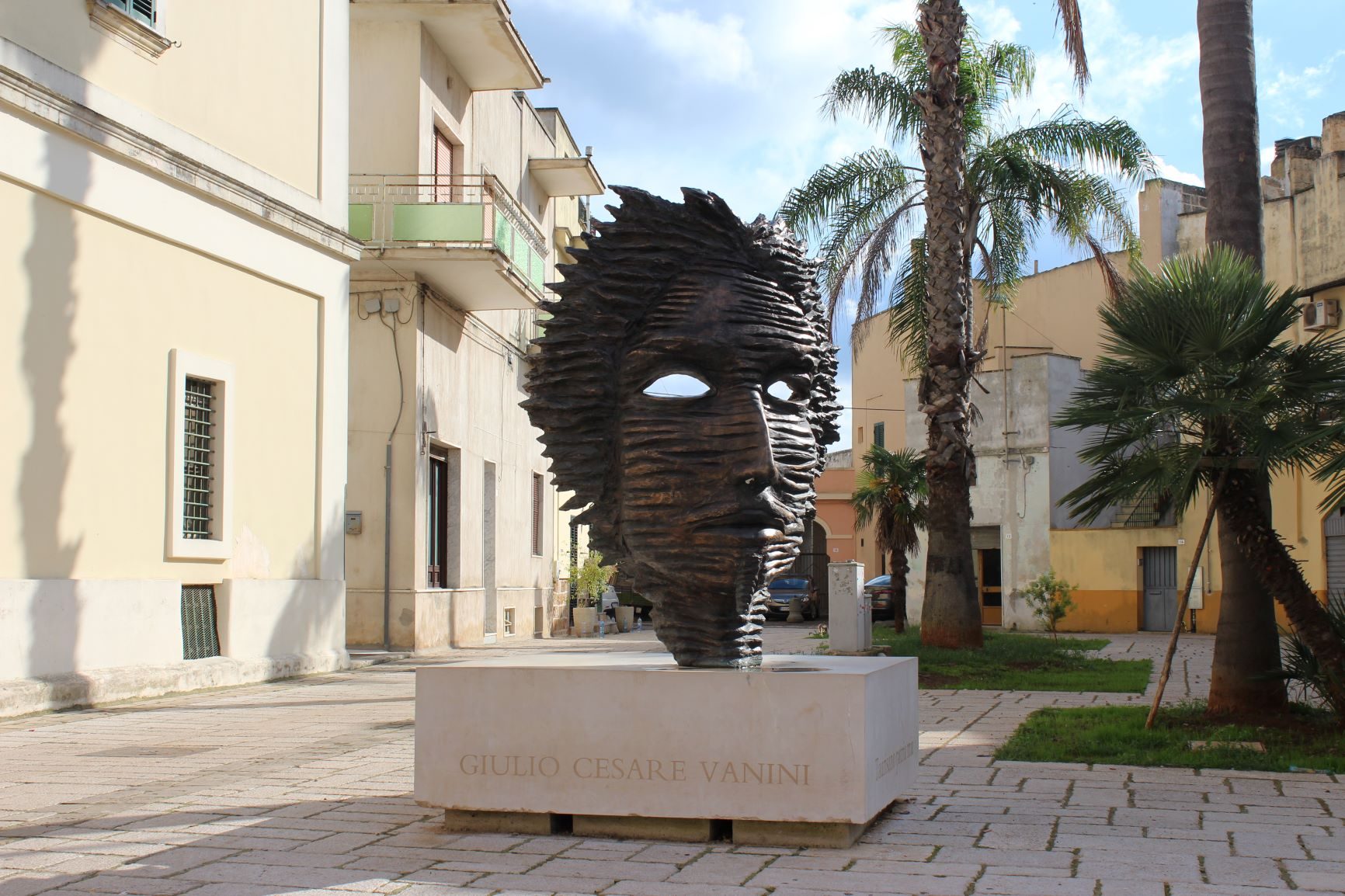 Giulio Cesare Vanini's bronze monument, Taurisano (1).JPG